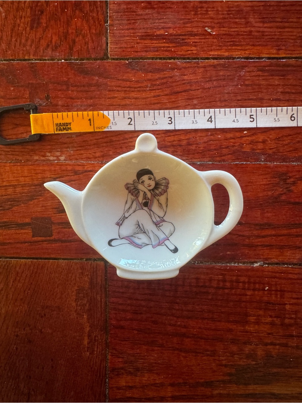 Ceramic teabag holder with clown illustration